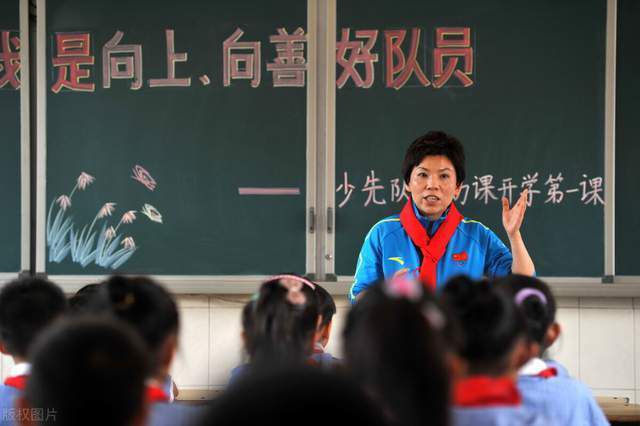 西蒙斯去年夏天被巴黎租借给了莱比锡红牛，球员本赛季在德甲踢得不错，莱比锡提出续租一年的想法，但遭到了巴黎的拒绝。